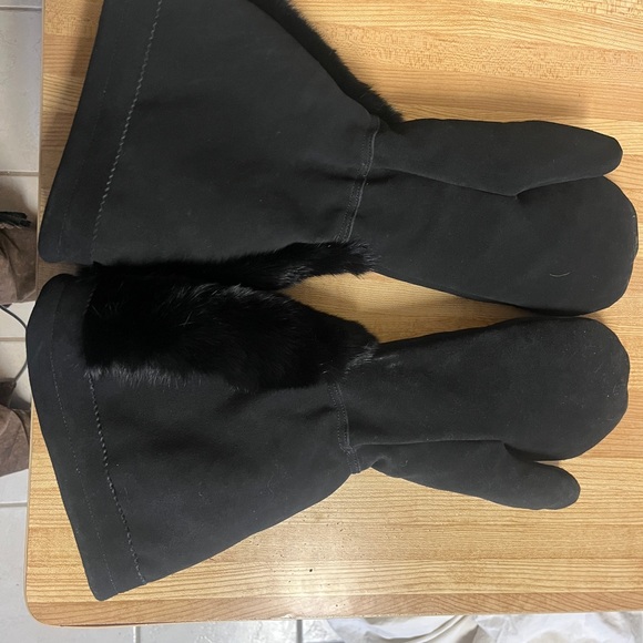 MANITOBAH Gauntlet- Elegant Black Fur Mittens with Embellishment - Picture 3 of 6